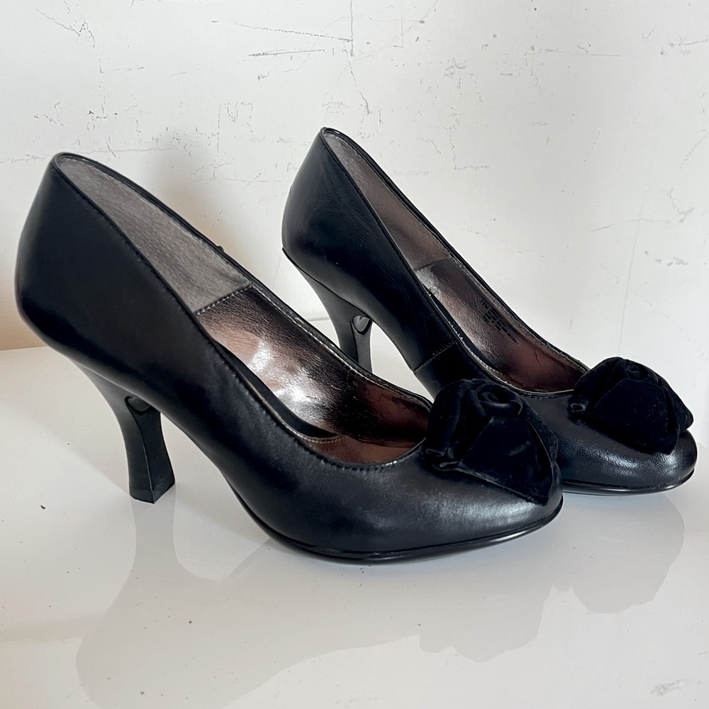 Black Sofft pumps with Flower